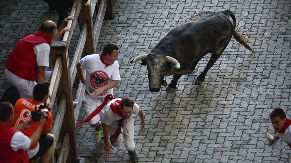 Tercer encierro de San Fermín 2018 con toros de Cebada Gago en la bajada del callejón de Pamplona. REUTERS/Vincent West