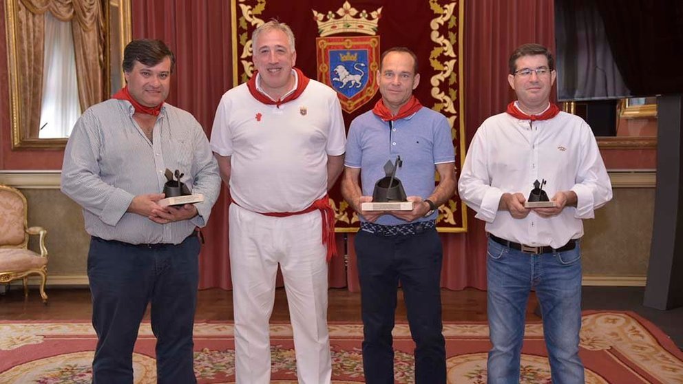 Joseba Asirón con los premiados de los fuegos artificiales de Sanfermines de 2017