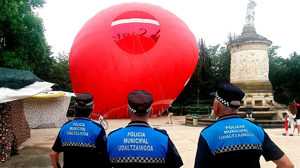 Un globo ateriza de emergencia en la Taconera en este 12 de julio de 2018 POLICÍA MUNICIPAL DE PAMPLONA