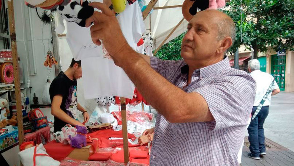 Saturnino Gómez Rosas vende sus productos en un puesto en la puerta trasera de la antigua estación de autobuses