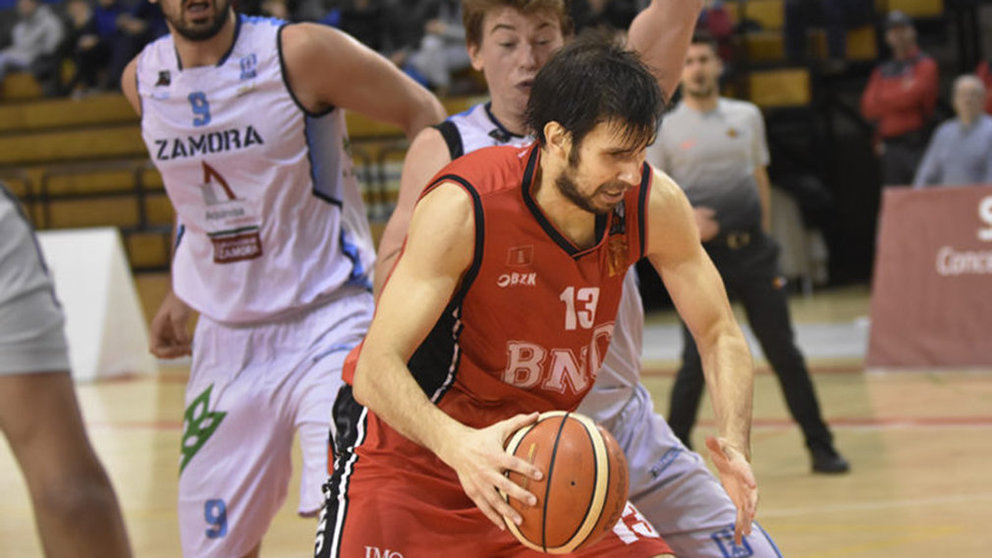 Adrián García controla el balón. Basket Navarra.