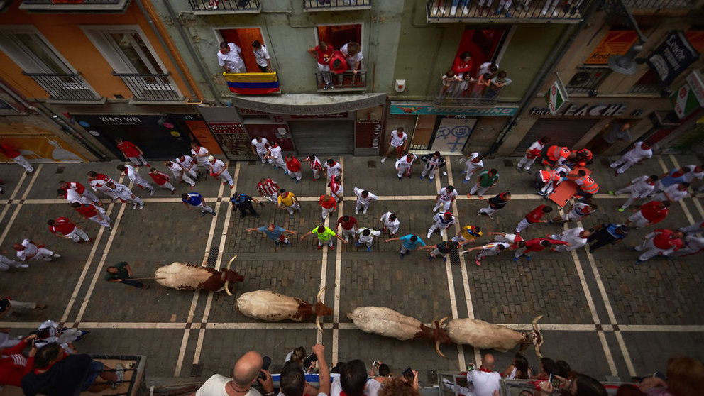 Cabestros de cola en el séptimo encierro de San Fermín. EFE