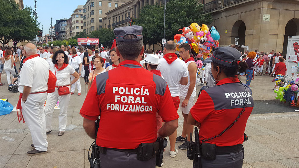 Agentes de la Policía Foral patrullan durante San Fermín en la Plaza del Castillo de Pamplona. ARCHIVO
