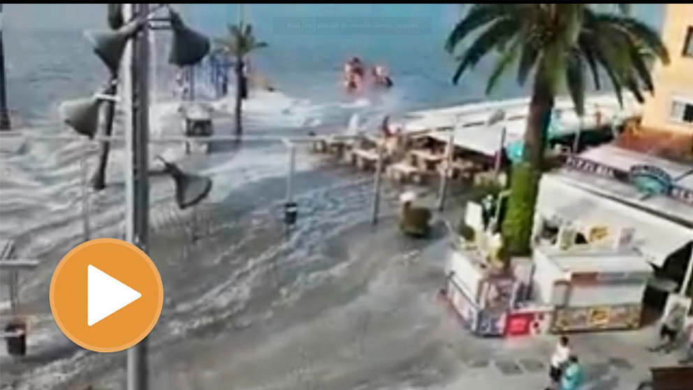 Escena de las fuertes olas que invadieron Mallorca este lunes TWITTER