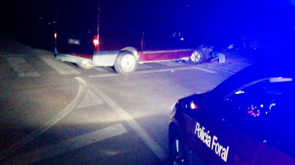 La colisión de una furgoneta conta una farola en la carretera NA-6900, en Cascante, ha provocado un corte de luz en un barrio de la localidad ribera POLICÍA FORAL