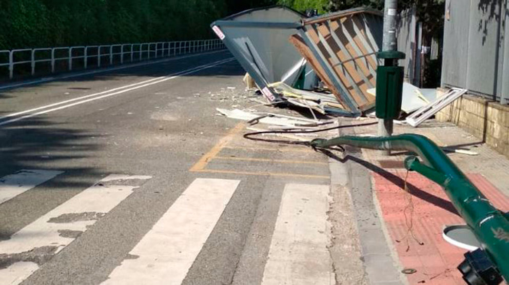 Un accidente de circulación ha causado la caída de un semáforo y dañso en el material urbano en la calle Biurdana de Pamplona, a la altura del instituto POLICÍA MUNICIPAL DE PAMPLONA