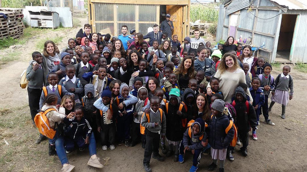 Los 7 alumnos de la UNAV que han participado en el proyecto Baadaye ayudando a niños y docentes en Kenia FACEBOOK