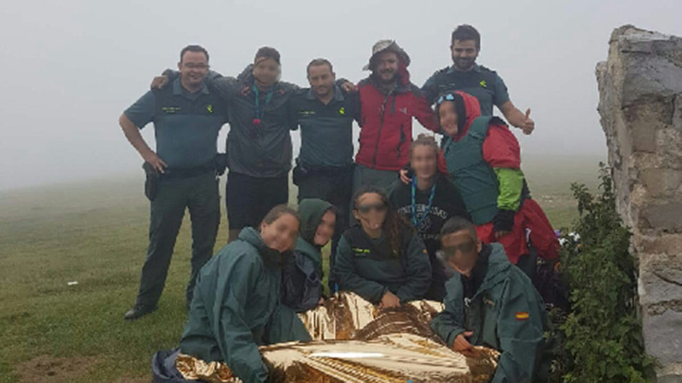 El grupo de senderistas de scouts de villava que recibió auxilio sanitario por parte de la Guardia Civil CEDIDA