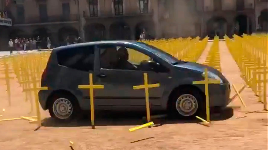 Un coche arremete contra las cruces amarillas independentistas en Vic (2)