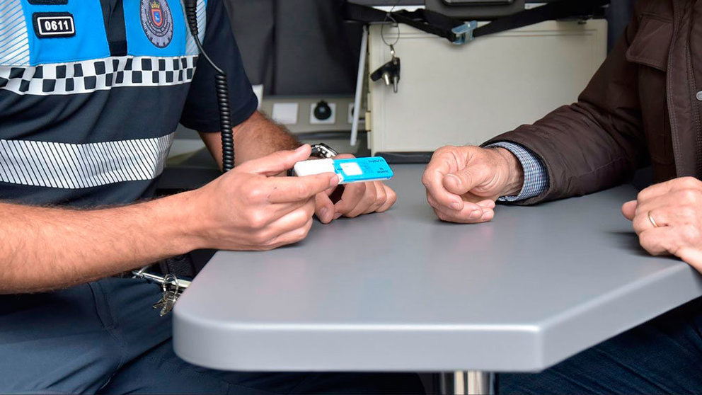 La Policía Municipal le realiza una prueba de drogas a un conductor. POLICÍA MUNICIPAL DE PAMPLONA