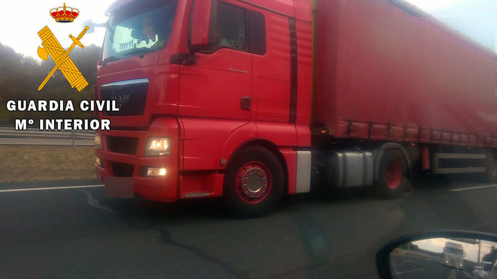El camión interceptado tras conducir en dirección contraria por la autopista de Navarra GUARDIA CIVIL
