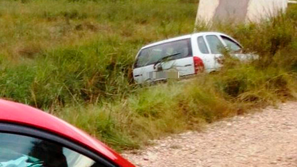 Un coche trata de escaparse de un control en las fiestas de Viana y acaba en la cuneta POLICÍA FORAL
