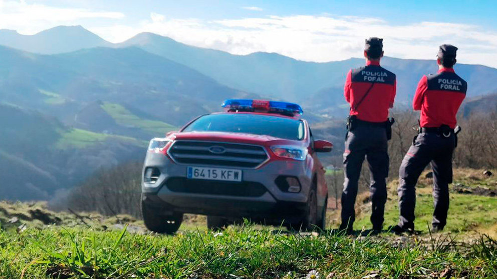 Una patrulla de la Policía Foral realiza labores de vigilancia en un camino rural de uno de los valles de Navarra. POLICÍA FORAL