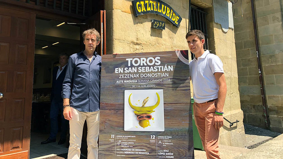 Pablo y Guillermo Hermoso de Mendoza posan junto al cartel anunciador de la Feria taurina de San Sebastián. CEDIDA