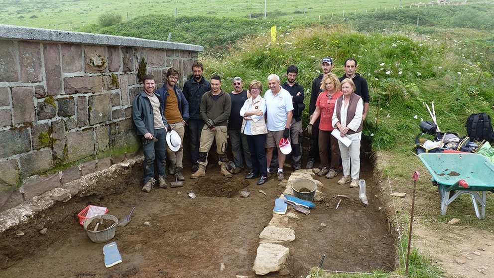 Arqueólogos y estudiantes excavan en San Salvador de Ibañeta. CEDIDA 