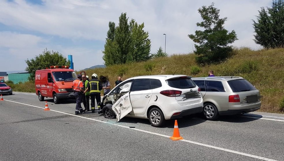 Accidente de tráfico en la NA-150 con dos trasladados al Complejos Hospitalario de Navarra. BOMBEROS DE NAVARRA