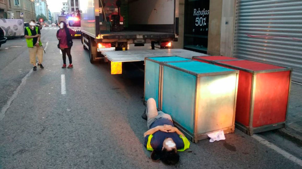 El trabajador herido tras caer encima de su pierna dos contenedores que transportaban mercancías para un supermercado. POLICÍA MUNICIPAL DE PAMPLONA