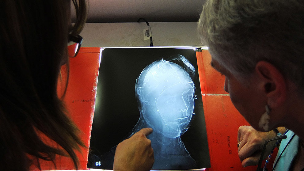 Dos técnicas examinan la imagen obtenida con rayos X en el San Jorge de la iglesia de San Miguel en Estella, conocido como el &#39;Ecce Homo&#39; navarro. GOBIERNO DE NAVARRA