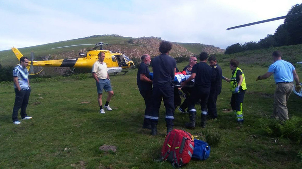 Los bomberos de Navarra y la Guardia Civil evacuan en helicóptero a un leñador herido tras caerse de un árbol en la zona de Ulzama Foto BOMBEROS DE NAVARRA