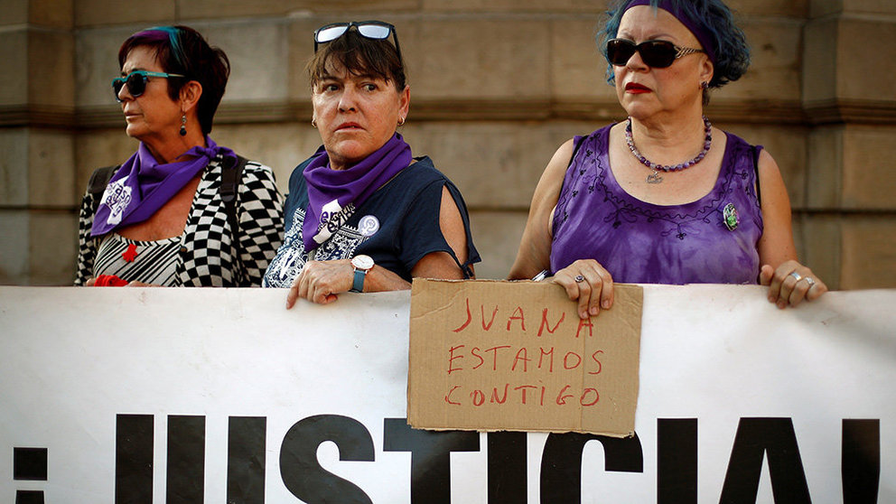 Una concentración convocada por los colectivos feministas Andrea y Lunes Lilas han mostrado en Pamplona su desacuerdo con la sentencia judicial que ha condenado a Juana Rivas. EFE/Villar López