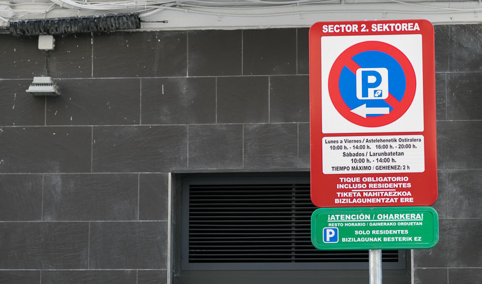 Nueva zona roja y verde de aparcamiento rotatorio en horario comercial en el Ensanche de Pamplona y exclusivo para residentes el resto del tiempo (06). IÑIGO ALZUGARAY