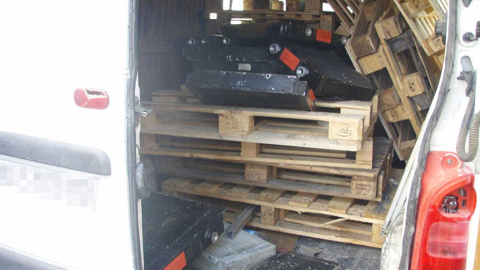 El interior de una furgoneta en el que se encuentra material que había sido presuntamente robado por dos hombres POLICÍA FORAL