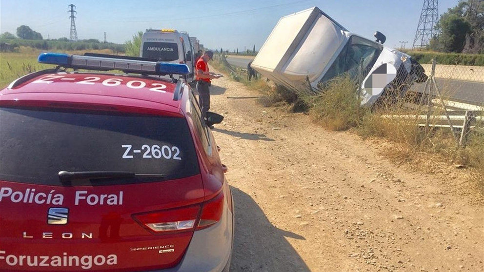 Camión volcado en Fontellas tras sufrir un accidente. POLICÍA FORAL