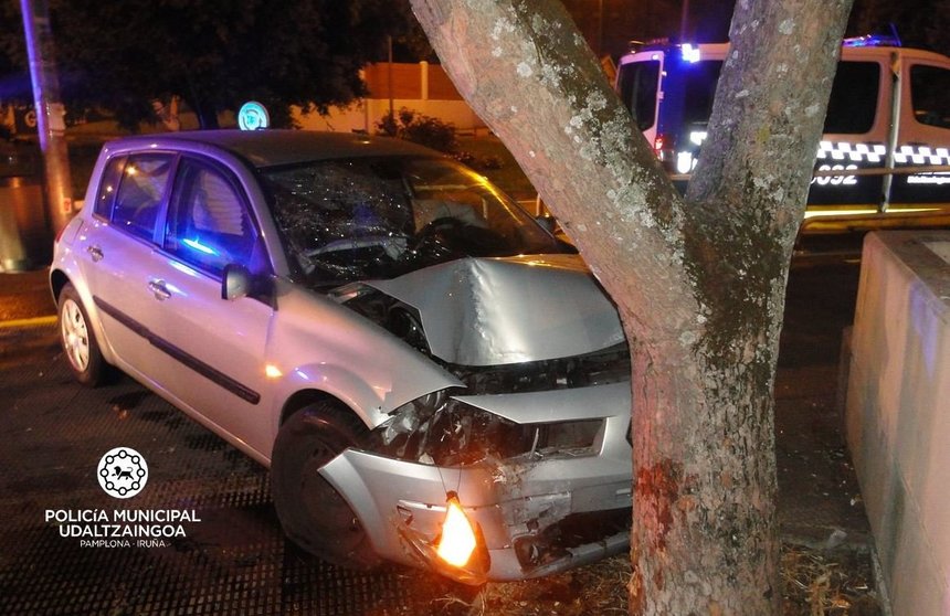 Un coche choca contra un árbol en la calle Errotazar. FOTO POLICÍA MUNICIPAL