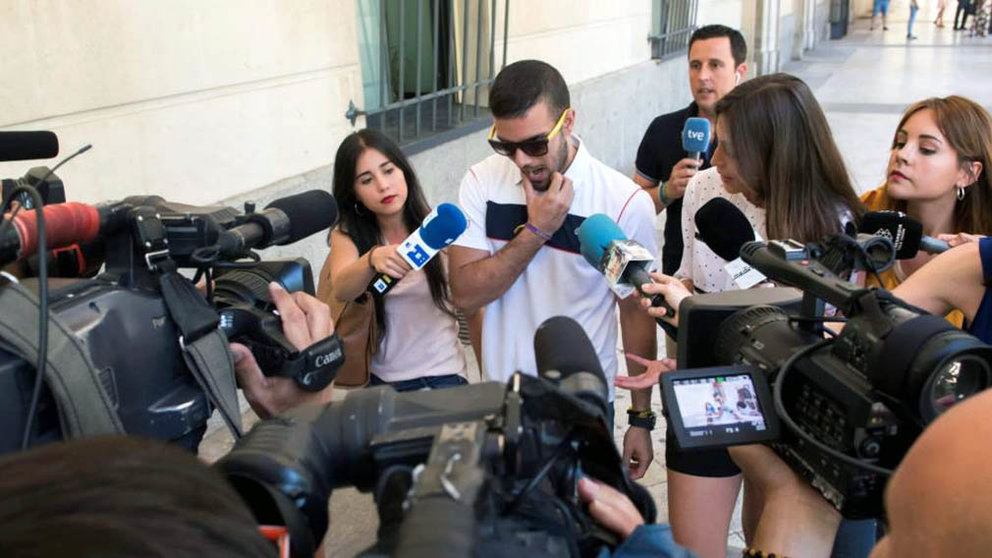Ángel Boza entre una nube de periodistas después de salir del juzgado de Sevilla. EFE