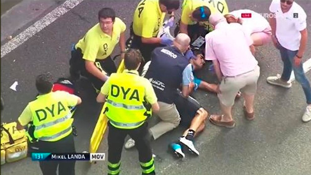 Mikel Landa es atendido tras su caída en la Clásica de San Sebastián TWITTER