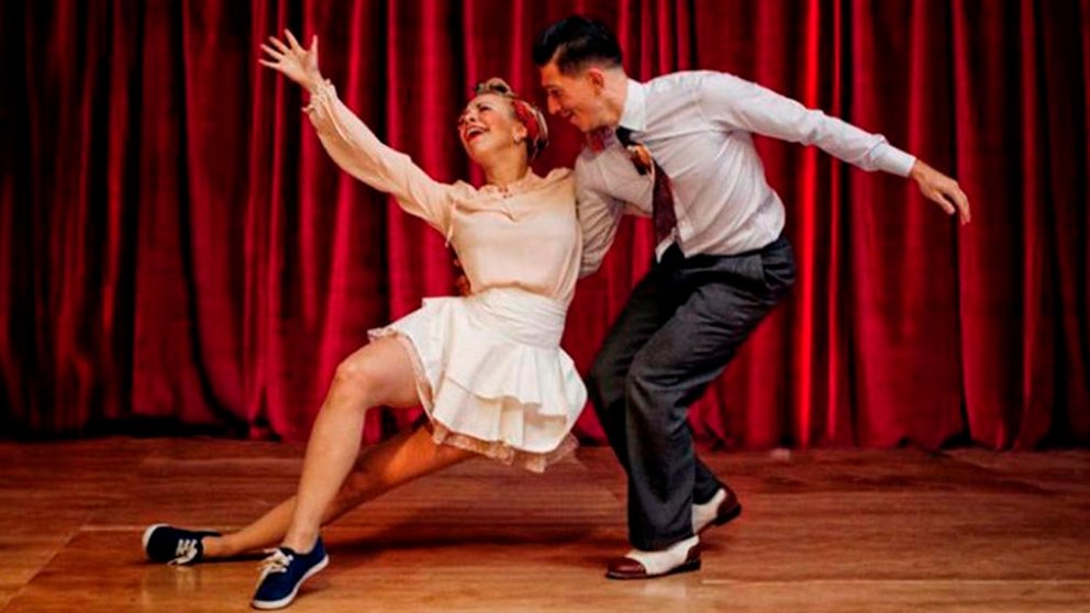 Un hombre y una mujer bailan swing ARCHIVO