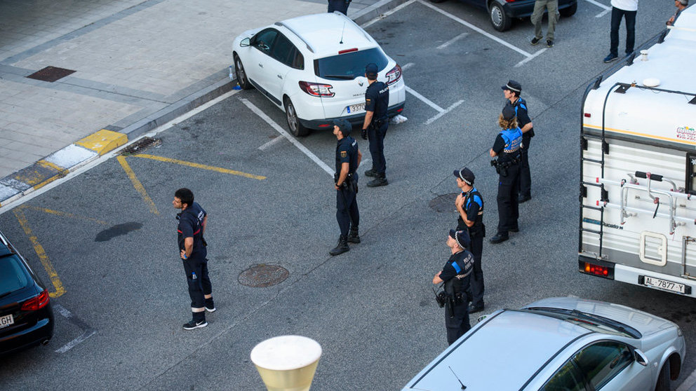 El atrincherado en San Jorge trae de cabeza a la policia durante toda la tarde. MIGUEL OSÉS_11