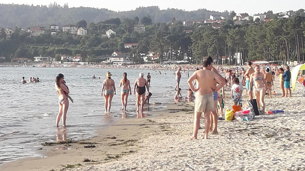 Bañistas disfrutando del verano en una playa