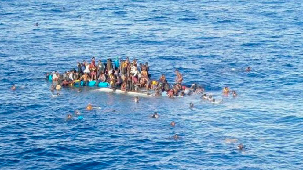 Una patera llena de inmigrantes se hunde en el Mediterráneo EFE