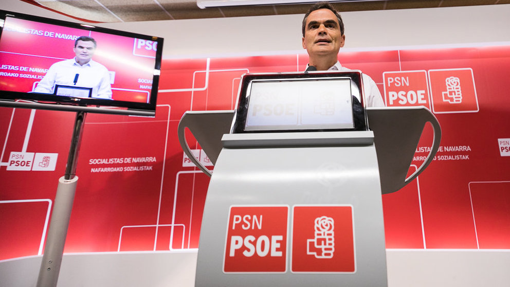 El parlamentario socialista Guzmán Garmendia expone la opinión del PSN sobre la gestión de Sodena en la empresa Davalor (06). IÑIGO ALZUGARAY