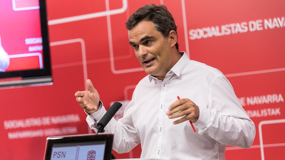 El parlamentario socialista Guzmán Garmendia expone la opinión del PSN sobre la gestión de Sodena en la empresa Davalor (12). IÑIGO ALZUGARAY
