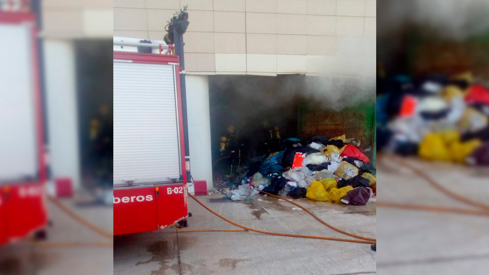 Los bomberos del parque de Cordovilla han acudido a sofocar el incendio en La Morea
