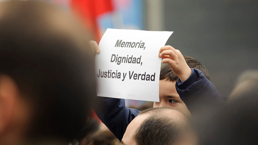 Acto de recuerdo y homenaje en el día de la Memoria de las Víctimas de ETA en la Plaza de Baluarte. MIGUEL OSÉS (16)
