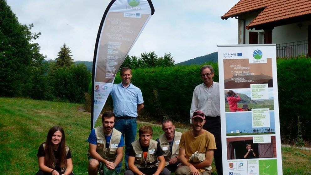 70-voluntarios-participan-en-las-labores-de-observación-de-aves-migratorias-en-el-monte-Lindus.-EP