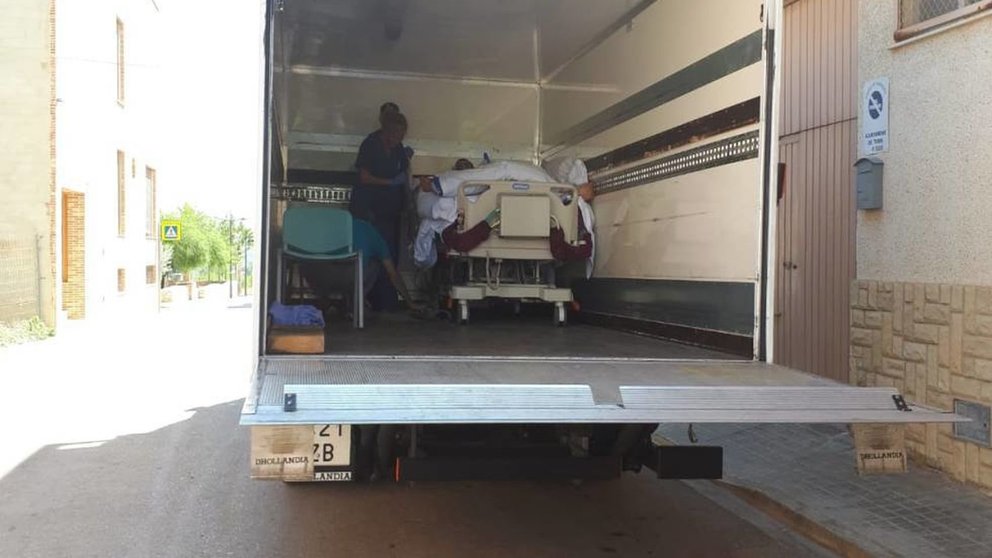 Teófilo, el joven de 34 con obesidad mórbida es traslado al hospital en un camión de la mudanza. EL ESPAÑOL
