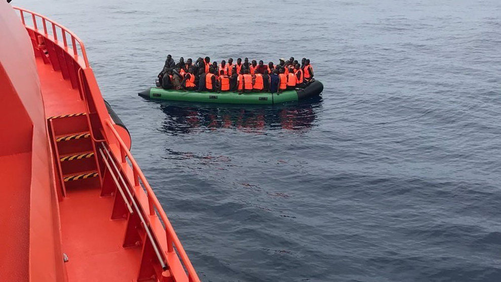 Patera con 36 personas encontrada por Salvamento Marítimo en el Estrecho de Gibraltar. EUROPA PRESS