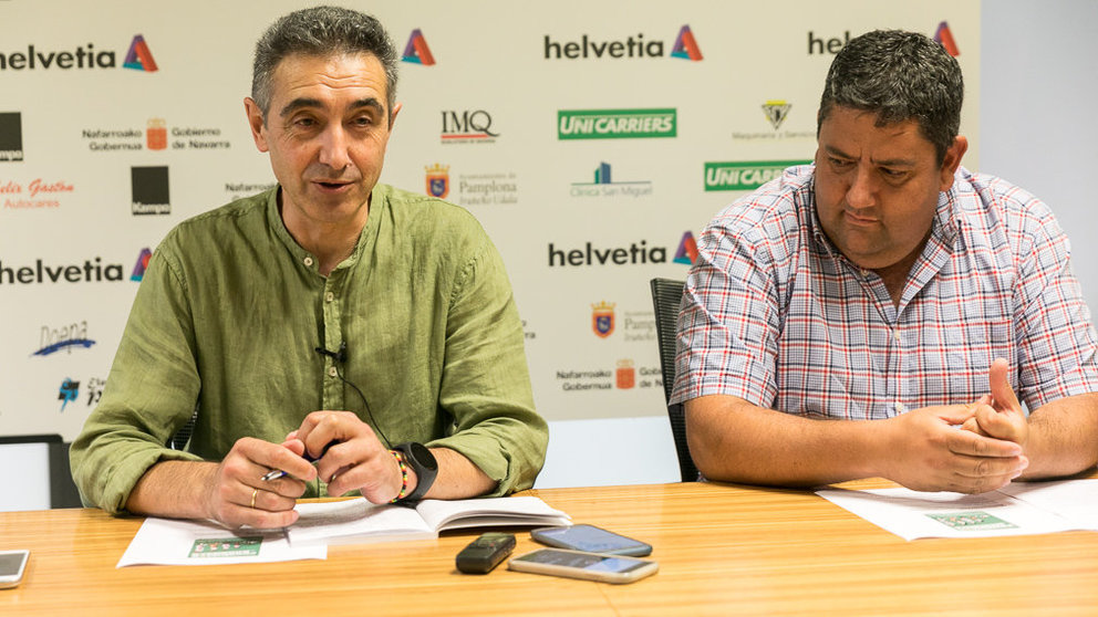 El presidente del Anaitasuna, Miguel Ollacarizqueta, y el responsable de balonmano, Javi Gracia, presentan la campaña de captación de nuevos abonados (09). IÑIGO ALZUGARAY