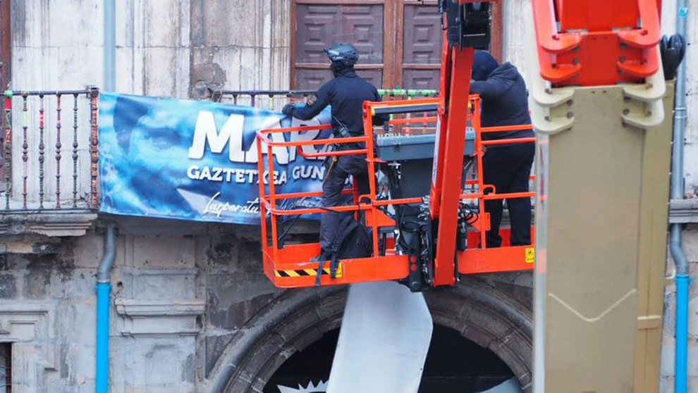 La Policía retira de la fachada del Palacio Marqués de Rozalejo la pancarta que lo denominaba como Gaztetxe Maravillas TWITTER