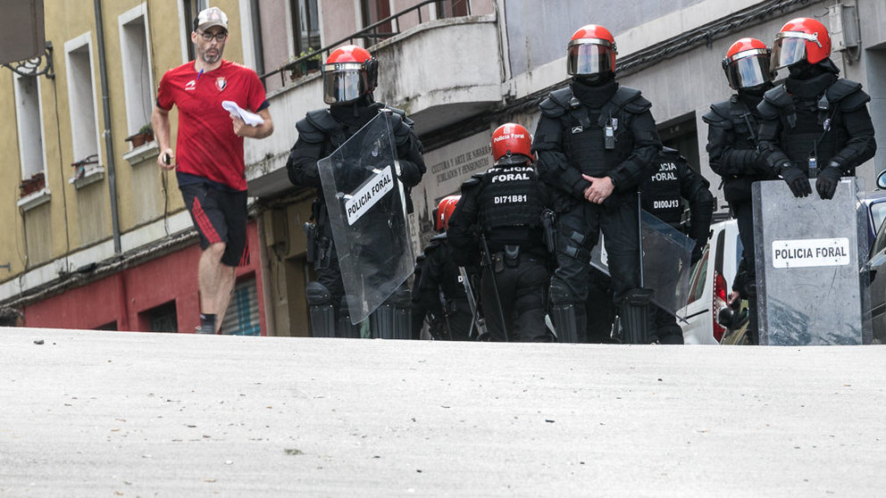 Agentes de la Policía Foral controlan los accesos a la Plaza de Navarrería tras el desalojo del Palacio del Marqués de Rozalejo conocido como el gaztetxe 'Maravillas' (10). IÑIGO ALZUGARAY