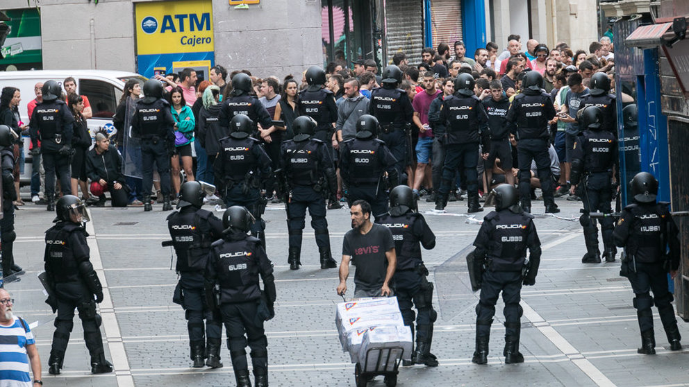 Agentes de la Policía Nacional controlan los accesos a la Plaza de Navarrería tras el desalojo del Palacio del Marqués de Rozalejo conocido como el gaztetxe 'Maravillas' (20). IÑIGO ALZUGARAY