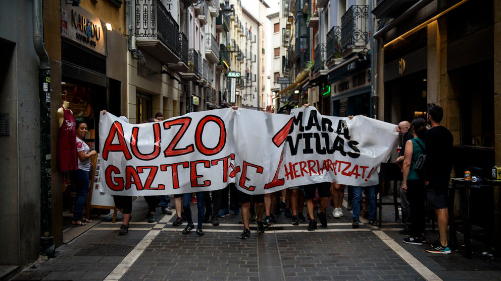 Kalejira por las calles de Pamplona para volver a ocupar el Gaztetxe Maravillas. MIGUEL OSÉS_10