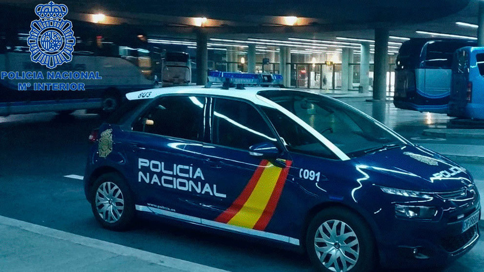 Un coche de la Policía Nacional en la estación de autobuses de Pamplona CEDIDA.