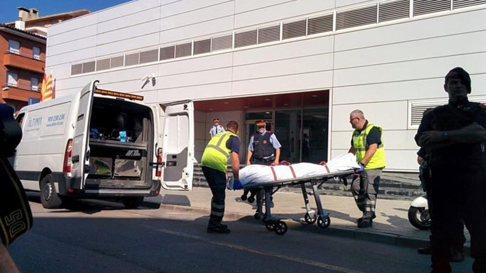Dos personas se llevan el cadáver del atacante de Cornellá