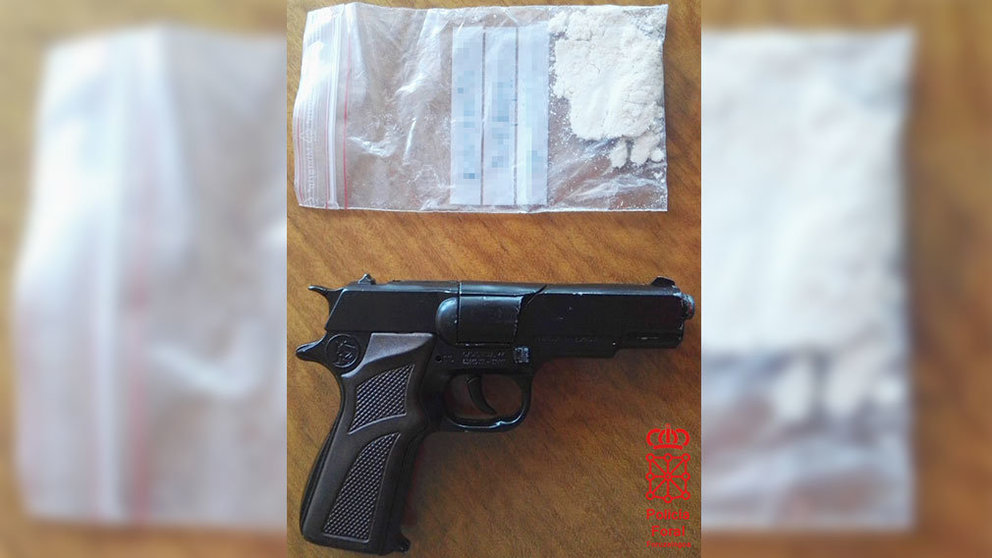 La droga y la pistola simulada que se le han incautado al joven vecino de Irún POLICÍA FORAL