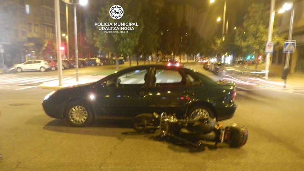 Accidente entre un turismo y una motocicleta en la Plaza Europa atendido por la Policía Municipal POLICÍA MUNICIPAL